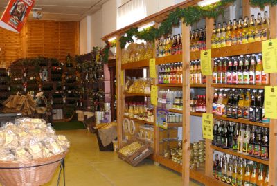 Bauernmarkt Gut Pesterwitz bei Dresden: regionale Säfte (auch Bio), Honig, Liköre, Weine, Nüsse, Naschwaren etc.